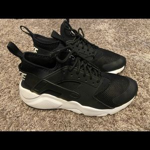 Nike’s Sz: 5Y (6.5W)